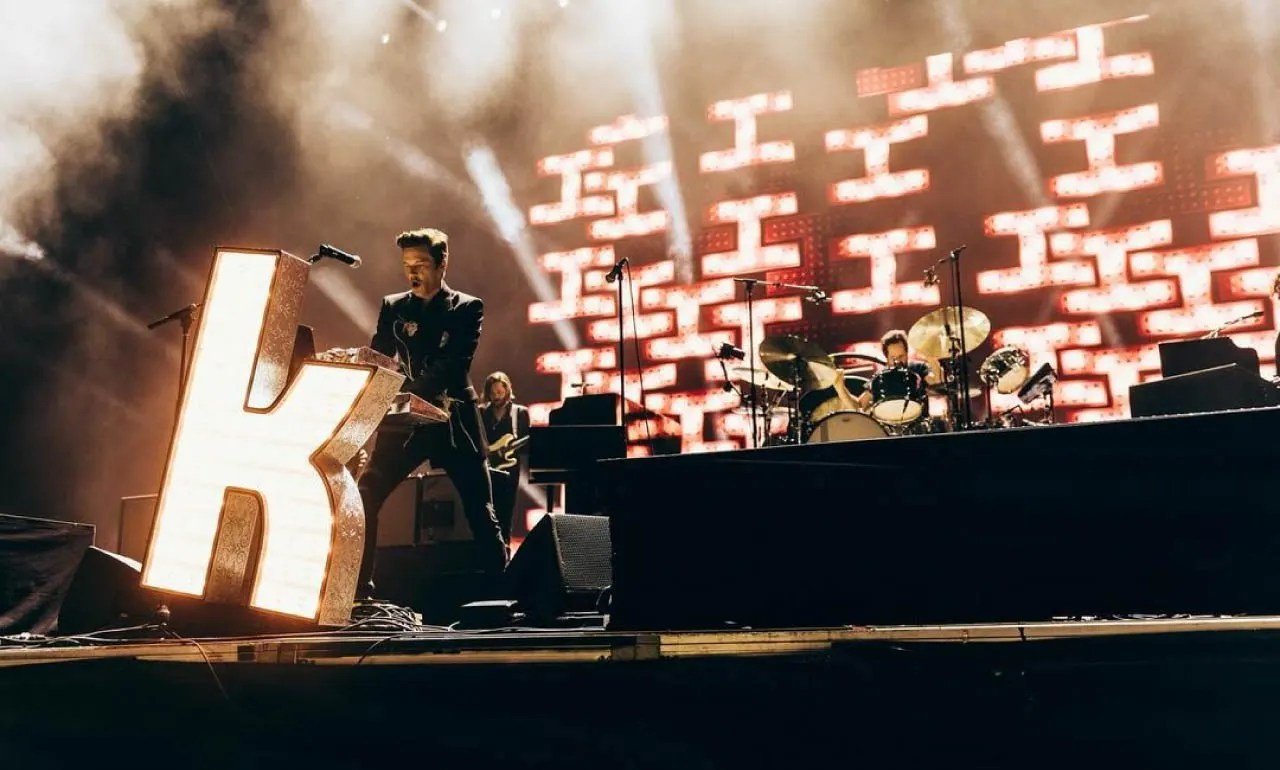 Primer plano de la banda The Killers.